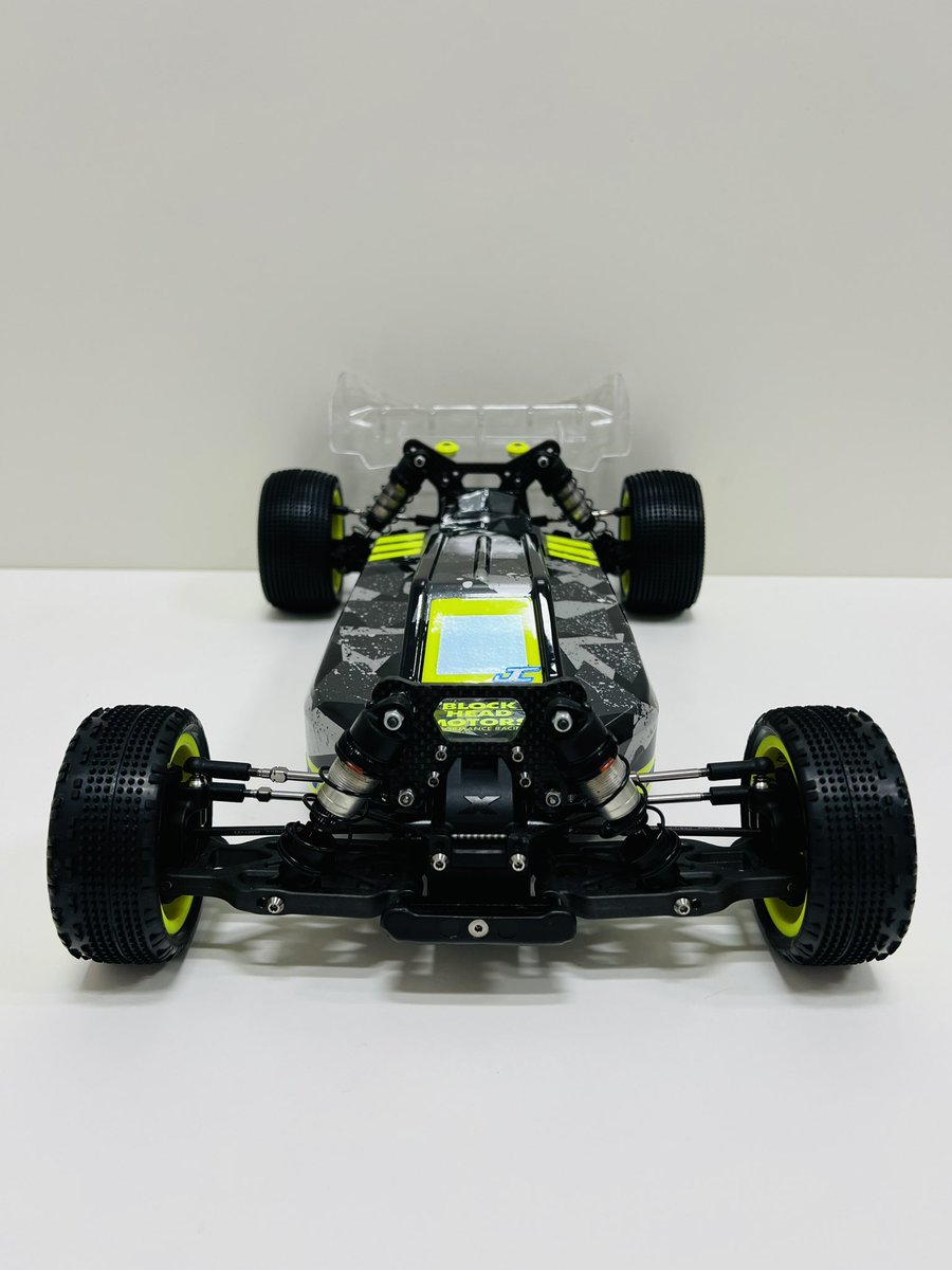 XRAY XB4 つくパー仕様にセットしました♪
鹿沼でコケまくってボディ割れてしまったのでボディ新調しました。
汚モデラーさんリスペクトデザインにちょっと手を加えて仕上げました♪
土曜は仕事なので日曜つくパー行く予定です。