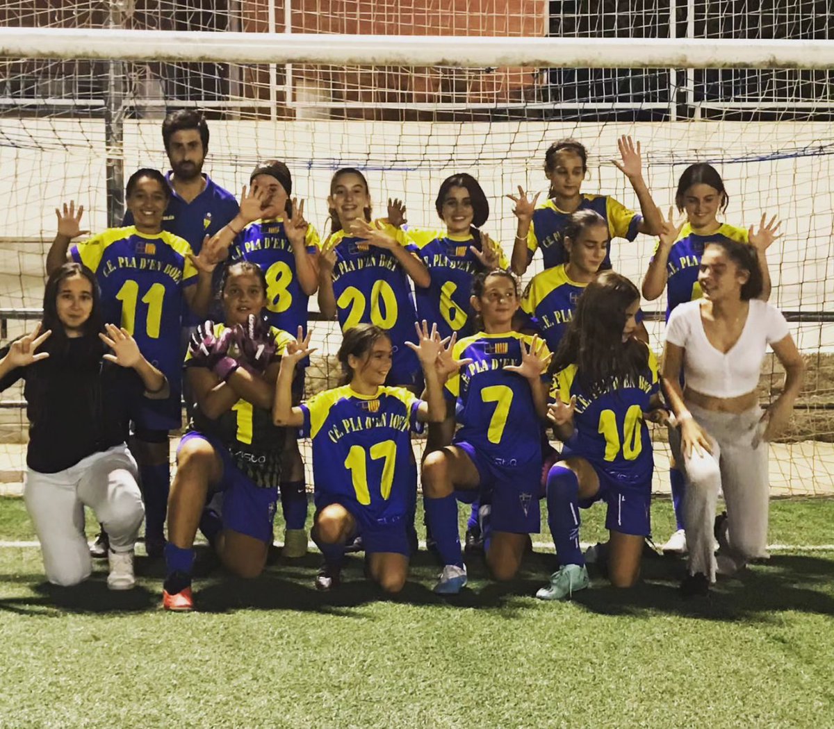 ✅✅ Nuestras chicas del INFANTIL A FEMENINO ayer estuvieron de fiesta 🎉 ganando a una selección de chicas inglesas. Nuestro fútbol femenino sigue creciendo y está muy vivo!! 
💪💪⚽⚽
#FutbolFemenino <a href="/Futbolverdader2/">Futbolverdadero</a> <a href="/FCF_CAT/">Federació Catalana de Futbol</a> <a href="/base_catalan/">FutbolBase Catalunya</a> #futbol #cepladenboet