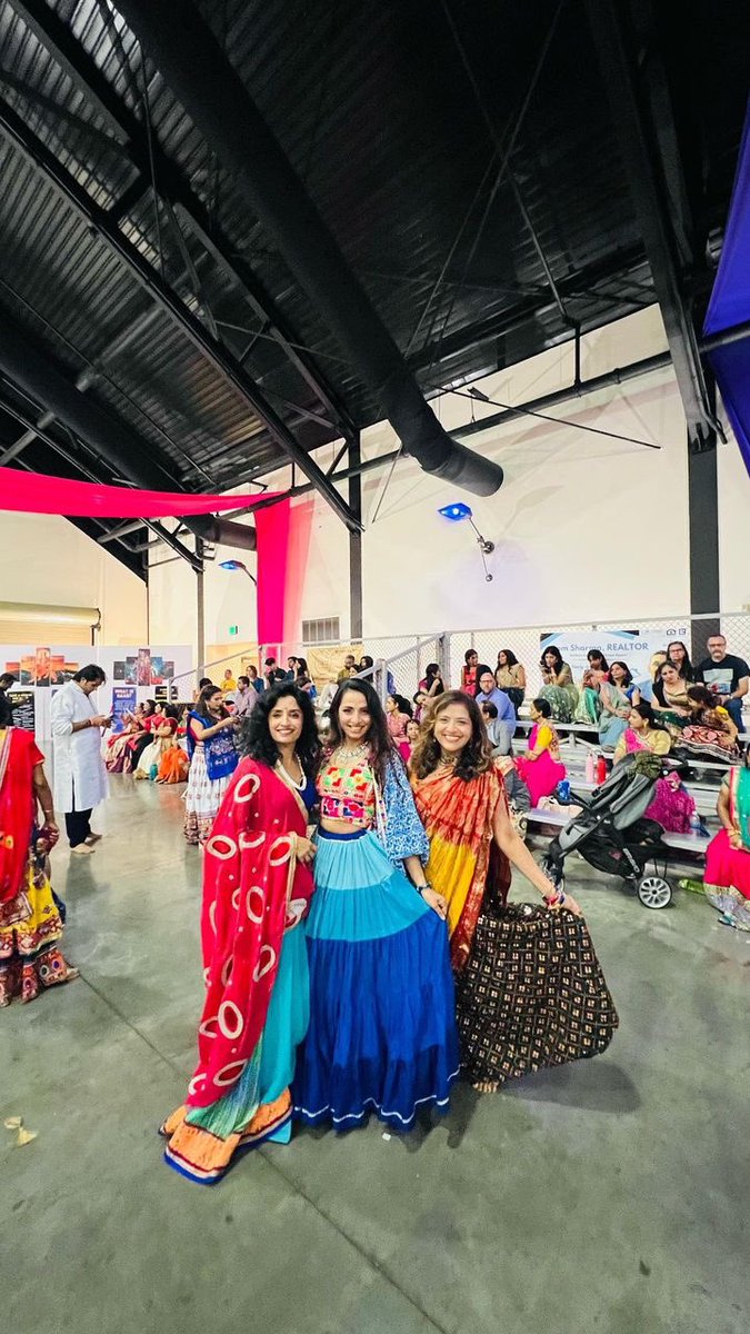 AAPIUNITED's tweet image. This weekend AU member Bindi and friends continued the celebration of Navaratri in Long Beach at a the biggest Garba event in Los Angeles, Rangilo Raas Utsav Rameelo Raas Garba 

#indian #navaratri #dance #garba #longbeach #losangeles #southasian #hindu #hindi #aapi