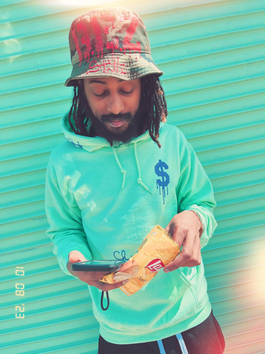 christianpofBEZ's tweet photo. @BEZStylz A dope at work shoot w/ a comfy jacket, snack, & bucket 🪣 hat 🧢…
.
s/o to my dawg @deathby_waxx(on IG) puttin on for my brand...
.
More of my dope printed & painted “Designer Drip” hoodie collection on the way #TEAMBEZ stay tuned! 🎨🖌️
.
Hit my dm for with your
size & color https://t.co/mUhjxRad0q