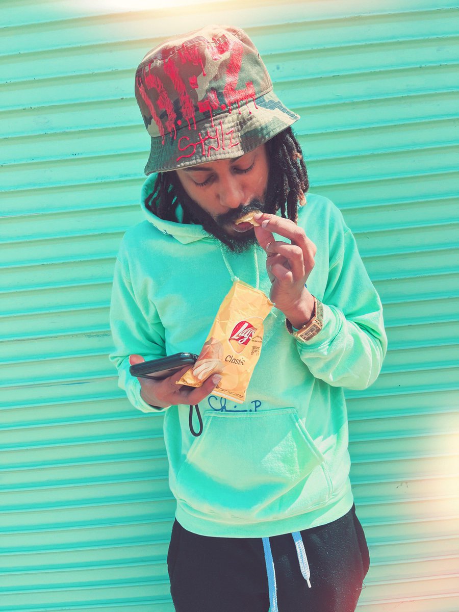 christianpofBEZ's tweet photo. @BEZStylz A dope at work shoot w/ a comfy jacket, snack, & bucket 🪣 hat 🧢…
.
s/o to my dawg @deathby_waxx(on IG) puttin on for my brand...
.
More of my dope printed & painted “Designer Drip” hoodie collection on the way #TEAMBEZ stay tuned! 🎨🖌️
.
Hit my dm for with your
size & color https://t.co/mUhjxRad0q