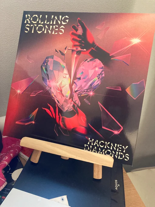 今日もローリングストーンズのニューアルバム聴いて頑張ります。レコードで爆音で聴くバイト・マイ・ヘッド・オフは最高!