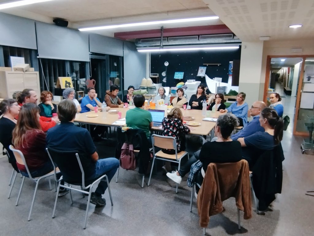 Ahir, trobada de l'AFA. Les famílies del plamarcell ens trobem regularment per impulsar projectes que milloren el projecte de centre i generem un espai de debat i reflexió imprescindible per acompanyar als nostres fills i filles. Us animeu? Propera trobada 13N. #AFAplamarcell