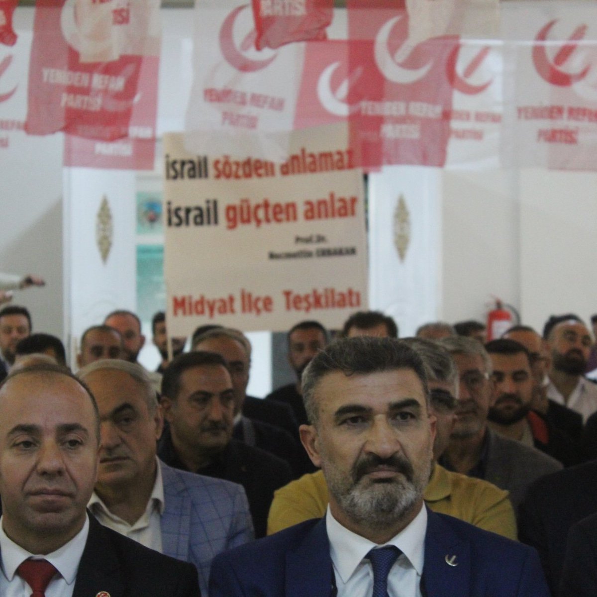 İsrail sözden anlamaz.
İsrail güçten anlar.

İslam âlemi olarak gücümüzü göstermeli, fiili adımlar atmalıyız.
#filistin #gazze #aksatufanı