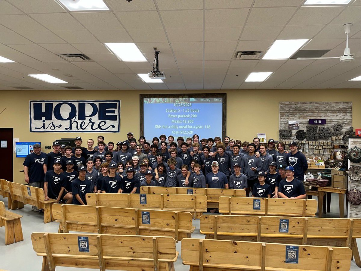 AndrewHoverOff's tweet image. What an amazing night giving back with family. #PumaBall #FMSC