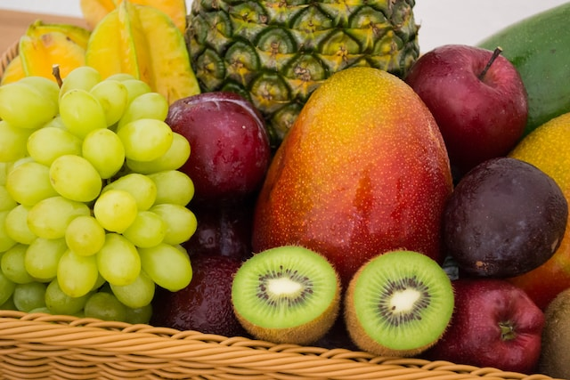 BiogenBR's tweet photo. ESTUDO IMPORTANTE AFIRMA IDENTIFICAR A CAUSA RAIZ DA OBESIDADE: FRUTOSE

DOI: 10.1002/oby.23920
Credibilidade: 999
#Obesidade

A frutose, propõe um novo artigo, é o pequeno demônio pernicioso que leva tantos metabolismos humanos à obesidade. Embora não seja a maior fonte de ingestão calórica, desencadeia o desejo de comer alimentos mais gordurosos, em quantidades maiores, resultando em excesso de indulgência alimentar.

Uma análise importante, liderada pelo médico Richard Johnson, do Campus Médico Anschutz da Universidade do Colorado, sugere que a decisão de perder peso pode não se resumir a uma escolha entre abandonar carboidratos ou gorduras, mas sim a uma redução responsável de ambos.

Infelizmente, ter quantidades significativas do carboidrato frutose em sua dieta não tornará isso tão fácil.

“Embora praticamente todas as hipóteses reconheçam a importância de reduzir alimentos ultraprocessados e ‘junk’, ainda não está claro se o foco deve ser na redução da ingestão de açúcar, ou carboidratos de alto índice glicêmico, ou gorduras, ou gorduras poliinsaturadas ou simplesmente aumentar a ingestão de proteínas”, afirmam os pesquisadores. escreva em seu papel.

“Aqui, revisamos as várias hipóteses dietéticas para a obesidade. Propomos que todas as várias hipóteses estão amplamente corretas e que, embora aparentemente pareçam incompatíveis, todas podem ser unificadas com base em outra hipótese conhecida como hipótese de sobrevivência da frutose”.

A frutose é um tipo de açúcar que pode ser encontrado naturalmente nas frutas. Equilibrado pelas vitaminas e fibras contidas, o consumo diário de maçã, banana e laranja não é um problema. O corpo também pode produzir pequenas quantidades de frutose a partir de carboidratos como glicose e alimentos salgados.

Adicionado a adoçantes como o açúcar de mesa e o xarope de milho rico em frutose em grandes quantidades, as concentrações deste açúcar específico podem rapidamente acumular-se na nossa dieta, muitas vezes sem que percebamos.

Johnson e seus colegas realizaram um estudo exaustivo de todos os contribuintes conhecidos para a obesidade e descobriram que o metabolismo da frutose no corpo causa uma queda em um composto chamado trifosfato de adenosina (ATP), que fornece energia para os processos celulares do corpo.

Quando o ATP cai para um nível suficientemente baixo, é um sinal para o seu corpo de que você precisa de mais combustível. Isso deixa você com fome, então você come.

https://t.co/17Bgeqorde