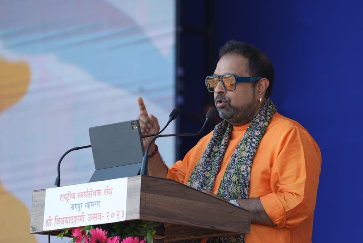 RSSorg's tweet image. जब मैं स्वयंसेवकों को देखता हूँ वो देश में कोई भी घटना हो, कोई भी प्रॉब्लम हो, जब जरूरत है वो भी पीछे खड़े होकर silently अपने देश के लिए काम करते हैं तो अगर हम कहेंगे कि हमारा देश एक गीत है तो हमारे स्वयंसेवक उसके पीछे की सरगम हैं। जो गीत को जान देते हैं। - श्री शंकर महादेवन…