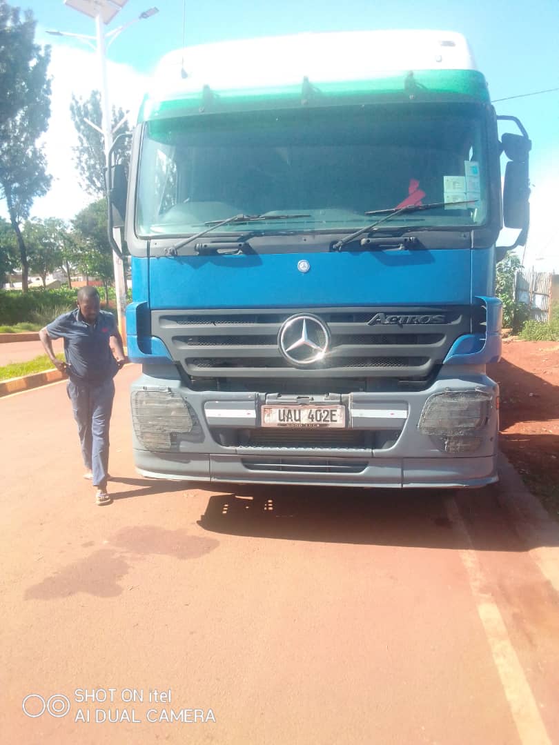 PoliceUg's tweet photo. . @FredEnanga1  "We would like to update the public and all transporters in the fuel industry that the semi trailer tanker, Mercedes Benz, blue in color, under reg. no. UAU 402E, which was intercepted at bukoyo Village, along the Iganga-Jinja highway, by a group of 5 armed thugs, on the 21.10.2023, at around 9pm, and robbed at gun point with 34 tonnes of Kerosene, was recovered from Jinja City, by the territorial police from Kiira region. All the Kerosene, which was being transported from Kenya to Kampala Prompet Energies Ltd, depot was found intact.
https://t.co/PSaoXMMi5T