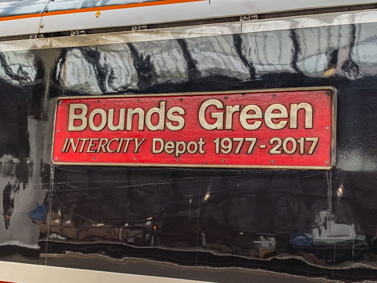 91119 ‘Bounds Green Intercity Depot 1977-2017’ looking as good as ever in York yesterday. BN was a depot that very nearly became my home at one point! An iconic brand that lives on thanks to this loco. #Class91 #Electra #InterCity #IC225 #York #BoundsGreen #LNER #Trainspotting