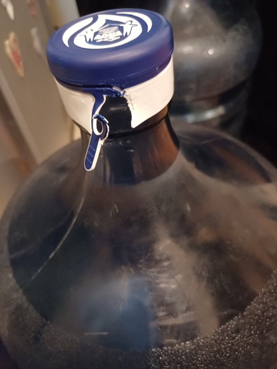 Dear <a href="/sehatAQUA/">AQUA</a> udah 2 kali ini tutup botol aqua sangat sulit dibuka waktu mau pergantian galon di dispenser. Semoga mau mengerti kaum wanita kuat yg harus bisa ganti galon sendiri 😁 semoga bisa diperbaiki ya. Terima kasih