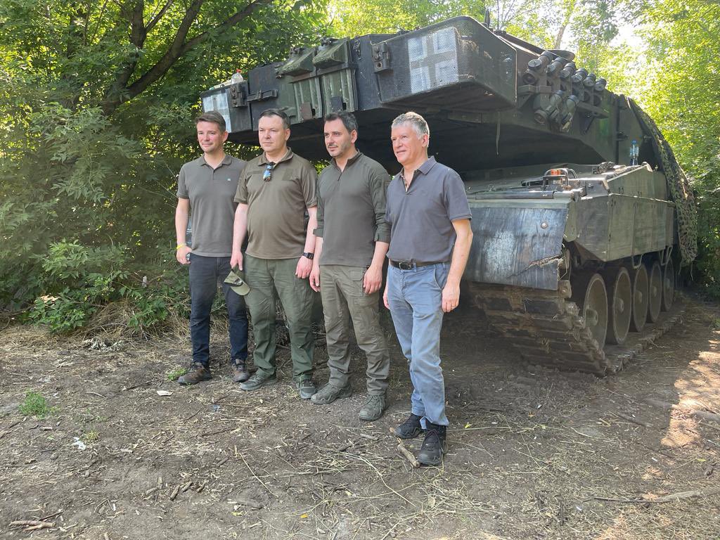 MarcusFaber's tweet image. Liebe Freunde,

von über 300 #Leopard2 haben wir 5 % an die #Ukraine abgegeben - 18 Stück. Sie werden vor Ort sehr gewinnbringend gegen die Invasionstruppen eingesetzt. Davon konnte ich mich diesen Sommer südlich von #Zaporizhzhia überzeugen. 18 sind aber schlicht zu wenige.