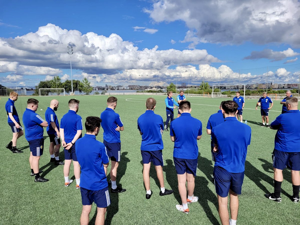 wddffd120's tweet photo. 🦅 SL BENFICA STJDY TRIP 
This week, we visit our friends @slbenfica_en, with our honours year students from @EdinburghNapier &amp; Heads of Coaching from @spfl clubs. A day on pitch yesterday and looking forward to @UEFAYouthLeague &amp; @ChampionsLeague games today #ScottishFACoachEd https://t.co/fIrmIGj8aG