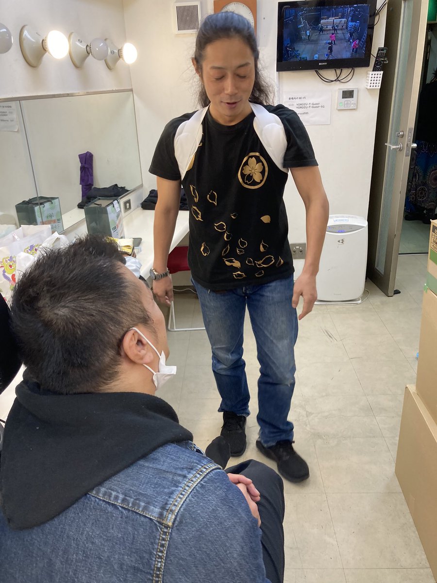 kyoshirosakura's tweet photo. ＃罪忍 千穐楽終演後、座長が珍しく楽屋まで走ってきて両腕を広げて褒めてくれました(恥ずかしかったので飛び込みはしませんでしたが…笑)
浩兄も楽しそうに公演中のあれやこれやを報告
そんな2人は腰が痛いという弟に自分達のゴミを捨てさせようとしてきました
いおり姉にしっかりと報告しました笑 https://t.co/6GYyNdfd8V