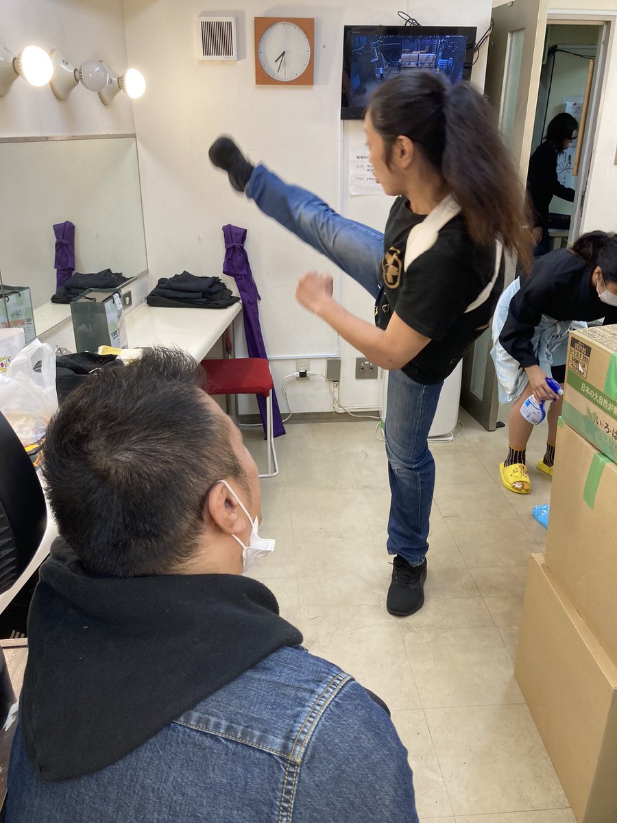 kyoshirosakura's tweet photo. ＃罪忍 千穐楽終演後、座長が珍しく楽屋まで走ってきて両腕を広げて褒めてくれました(恥ずかしかったので飛び込みはしませんでしたが…笑)
浩兄も楽しそうに公演中のあれやこれやを報告
そんな2人は腰が痛いという弟に自分達のゴミを捨てさせようとしてきました
いおり姉にしっかりと報告しました笑 https://t.co/6GYyNdfd8V