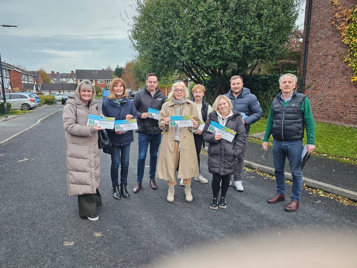 TraffordBlue's tweet photo. Out listening to residents with @OliverJCarroll #WorkingAllYear @Conservatives @AltSaleCons @lhancock4bowdon @Conservatives @MattLeighDMYP @NathanEvansTeam https://t.co/duDkuIAvMh