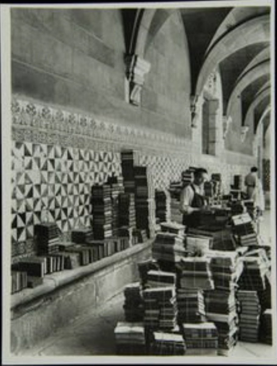 GTDocGrafics's tweet photo. Avui celebrem el #DiaDeLesBiblioteques i ho fem amb aquesta #fotografia antiga de la @BiblioCatalunya on sembla un magatzem desendreçat de llibres rescatats durant la Guerra Civil. Què faríem sense les imatges que són el testimoni i memòria del passat?

#DocsGrafics https://t.co/8g4b7PpxgA