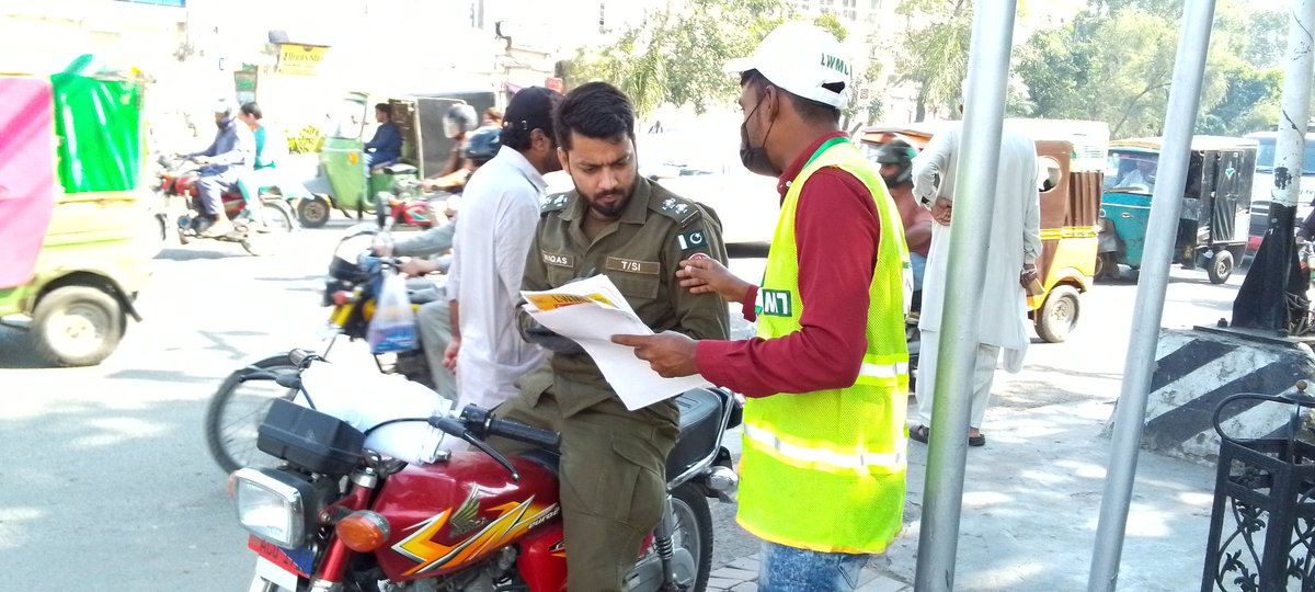 FaisalNasi42014's tweet photo. #CleanLahore
#LWMC
#saaflahore
#goodworklwmc
مختلف اریاز اور سگنلز میں ایل ڈبلیو ایم سی کے سوشل مبلیزیشن ٹیم صفائی اور ڈینگی وائرس کے بارے میں آگاہی دے رہی ہیں عوام کو ہمیں بھی چاہیے کہ اس صفائی اور ڈینگی وائرس کے خاتمے میں ان کا ساتھ دیں https://t.co/Gk86RkvfNl