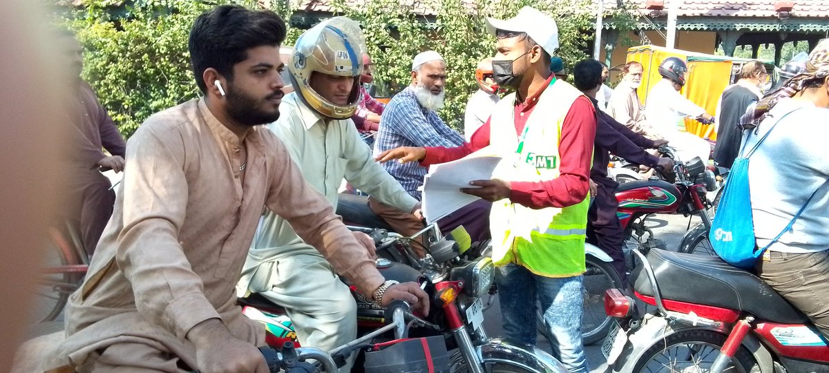 FaisalNasi42014's tweet photo. #CleanLahore
#LWMC
#saaflahore
#goodworklwmc
مختلف اریاز اور سگنلز میں ایل ڈبلیو ایم سی کے سوشل مبلیزیشن ٹیم صفائی اور ڈینگی وائرس کے بارے میں آگاہی دے رہی ہیں عوام کو ہمیں بھی چاہیے کہ اس صفائی اور ڈینگی وائرس کے خاتمے میں ان کا ساتھ دیں https://t.co/Gk86RkvfNl