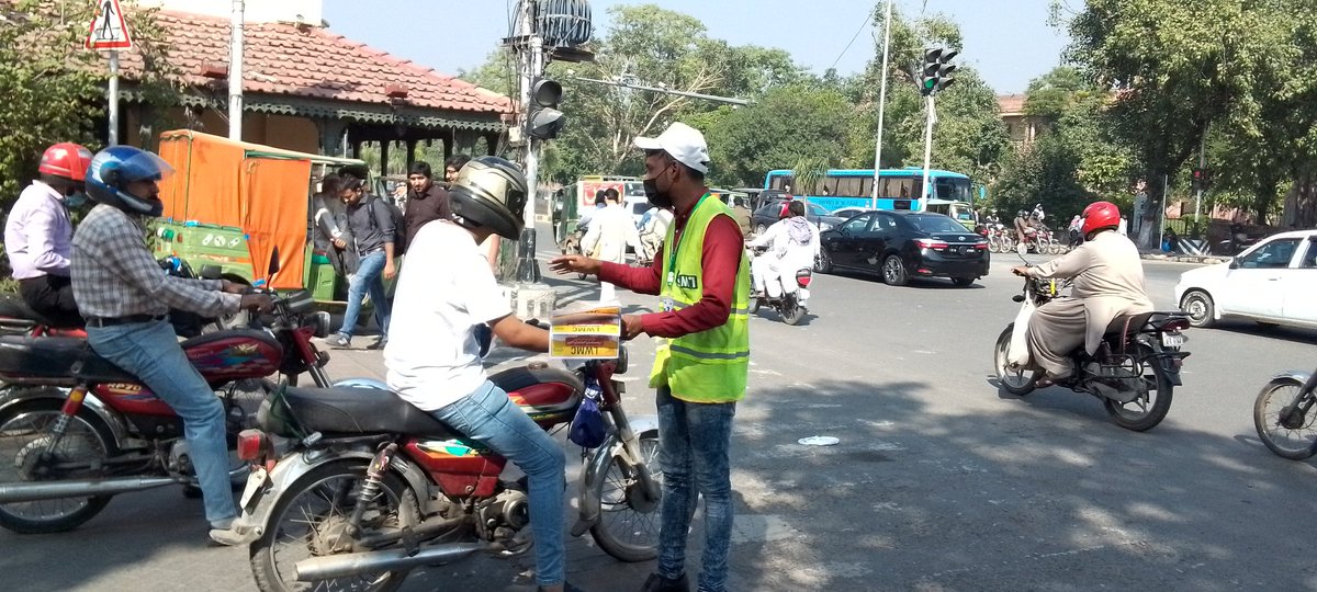 FaisalNasi42014's tweet photo. #CleanLahore
#LWMC
#saaflahore
#goodworklwmc
مختلف اریاز اور سگنلز میں ایل ڈبلیو ایم سی کے سوشل مبلیزیشن ٹیم صفائی اور ڈینگی وائرس کے بارے میں آگاہی دے رہی ہیں عوام کو ہمیں بھی چاہیے کہ اس صفائی اور ڈینگی وائرس کے خاتمے میں ان کا ساتھ دیں https://t.co/Gk86RkvfNl