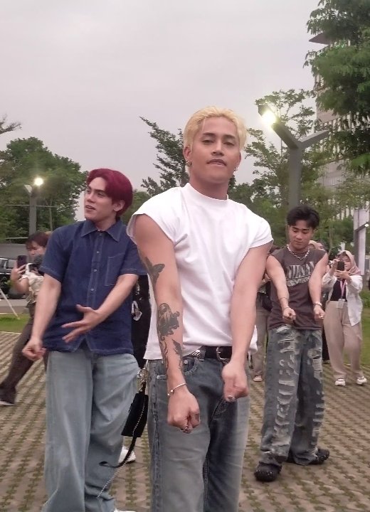 MissYue237's tweet photo. Handsomeness overload 😍
@felipsuperior

#SB19 #SB19_KEN #sb19ken #sb19inIndonesia https://t.co/9Rw6bXpfT9