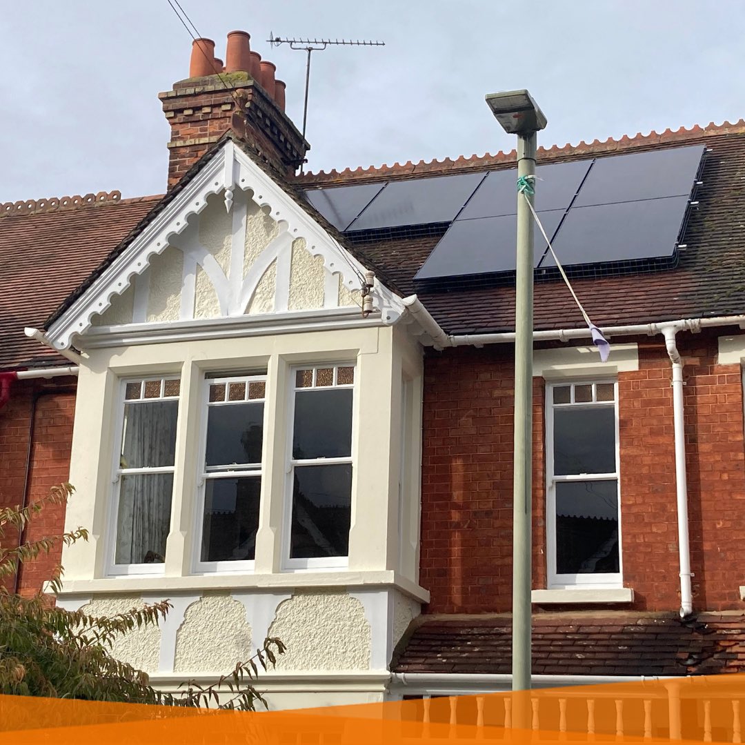 jojusolar's tweet photo. Look up… you might see another Joju install! All black panels on the front this time, high efficiency panels on the back, &amp; an estimated annual generation of 5455 kWh, helping to power the home &amp; cut carbon. Another top install by our residential team ➡️
https://t.co/9sFTjjjs4B https://t.co/EIkhRcXSsE