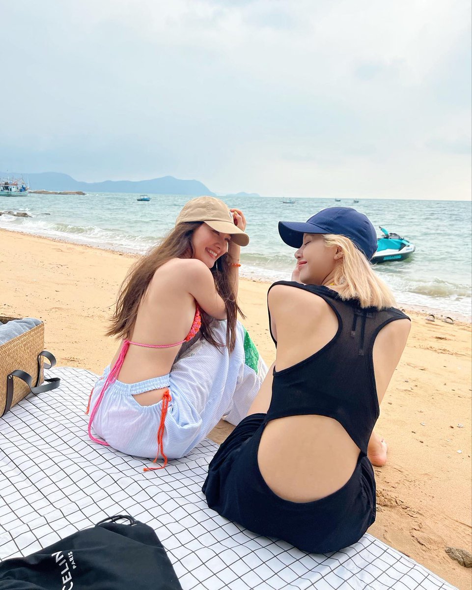 xxxcltvrgr's tweet photo. hope that ship ch0ke🤭 #DiLis https://t.co/OY29ylWrKh