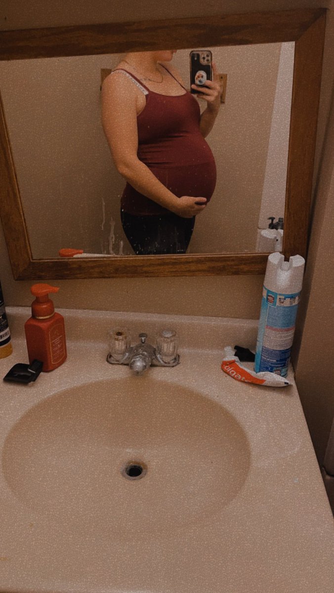 MirandaLynn_16's tweet photo. bumpin’ just bigger 💕 https://t.co/b9HMBxlBaY