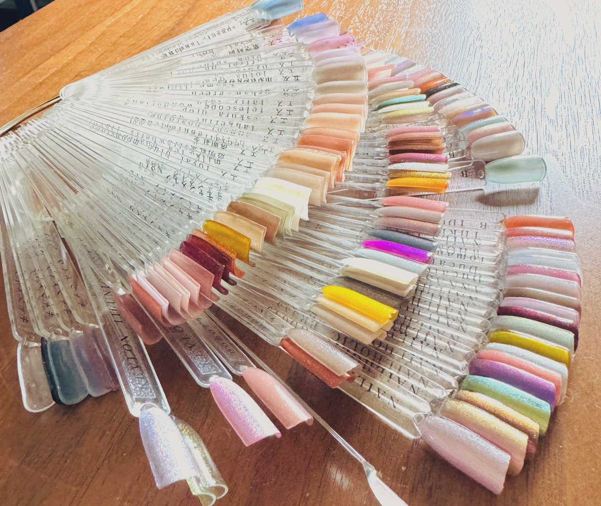 やっと手持ちのポリッシュ見本を作り終えた…これで塗り直しのときにさっと選べるようになるわね