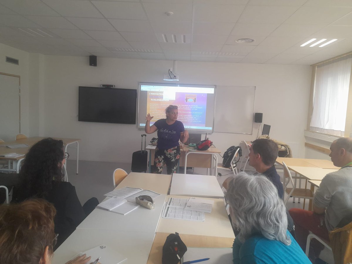 Atelier l' #art de l'#oral à travers les #mathématiques
#eloquensciences
#montre_tes_maths #showandtell 
Utilisation des tableaux blancs comme support de résolutions problèmes dans les travaux de groupe 
Avec <a href="/braun24006603/">Braun Nathalie</a>