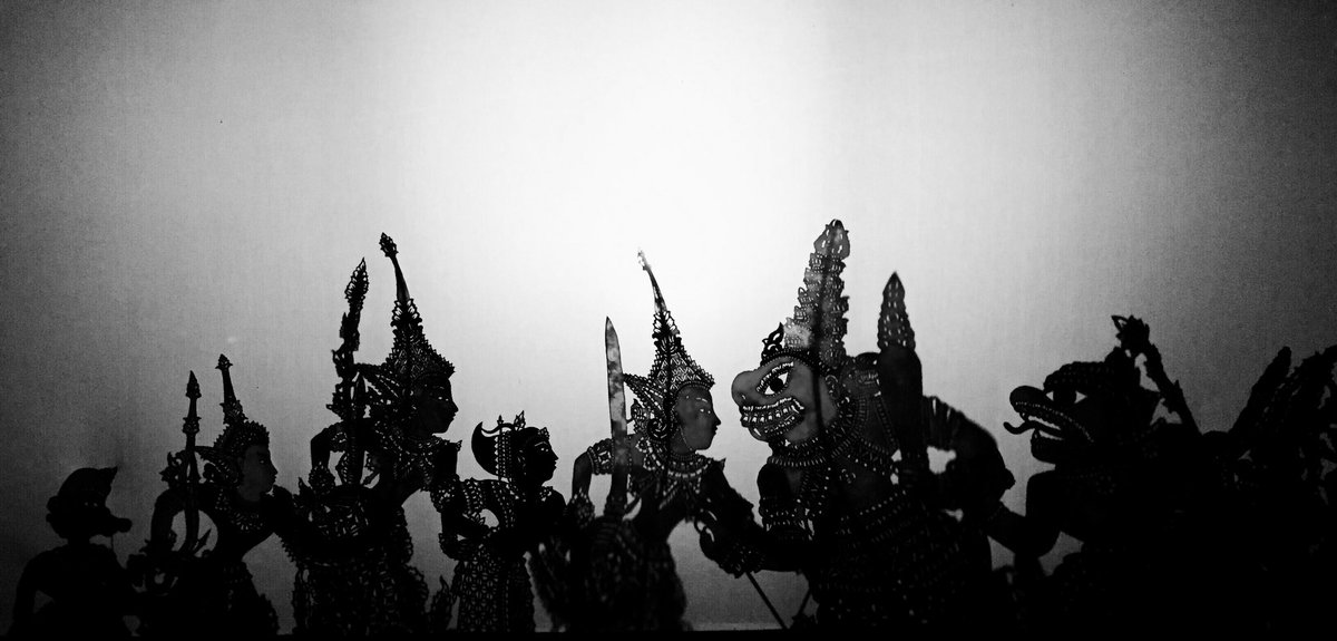 NadhirNasar's tweet photo. Jalanlah seperti menontonnya wayang kulit, untuk memahami cerita wayang, harus memiliki pengetahuan akan tokoh wayang yang bayangannya tampil di layar. Ikut, dengar, nilai, dari dalang yang menceritakan cerita. Menggunakan cahaya dan bayang, sebuah cerita itu dapat diceritakan. https://t.co/bfDiqbIKTM