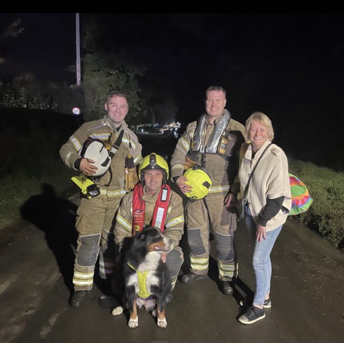 Crews fortunately rescued Bella the 🐶and her owner from floodwater 🚒 Remember, appearances can deceive – water may be deeper and swifter than it seems. Worried about floods near you? Reach out to Floodline at 0345 988 1188 for advice. 🌊 #SafetyFirst #FloodAware @WestMidsFire