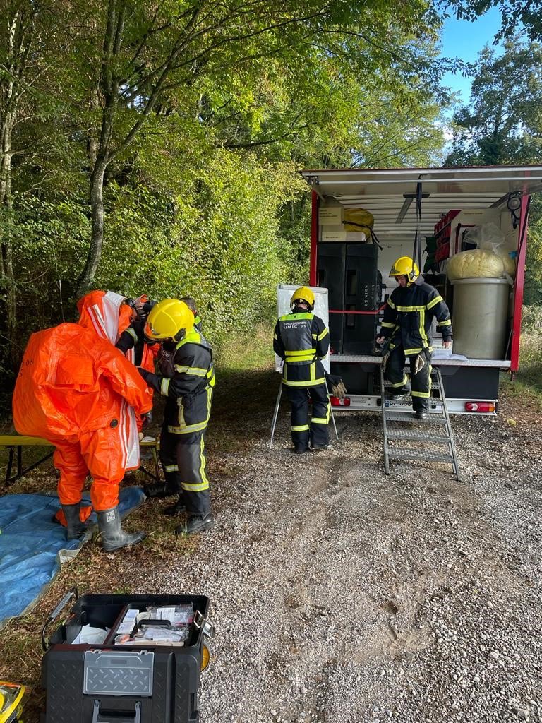[Formation] 

1️⃣1️⃣ stagiaires, dont 1 du <a href="/SDIS71/">Sapeurs-pompiers de Saône-et-Loire</a> ont effectué la formation RCH1 #risqueschimiques sur les secteurs de Dole et Lons-le-Saunier. 🚒

🎯 Leur mission : intervenir sur toutes opérations répondant à une situation d’urgence comportant un risque chimique .🧪