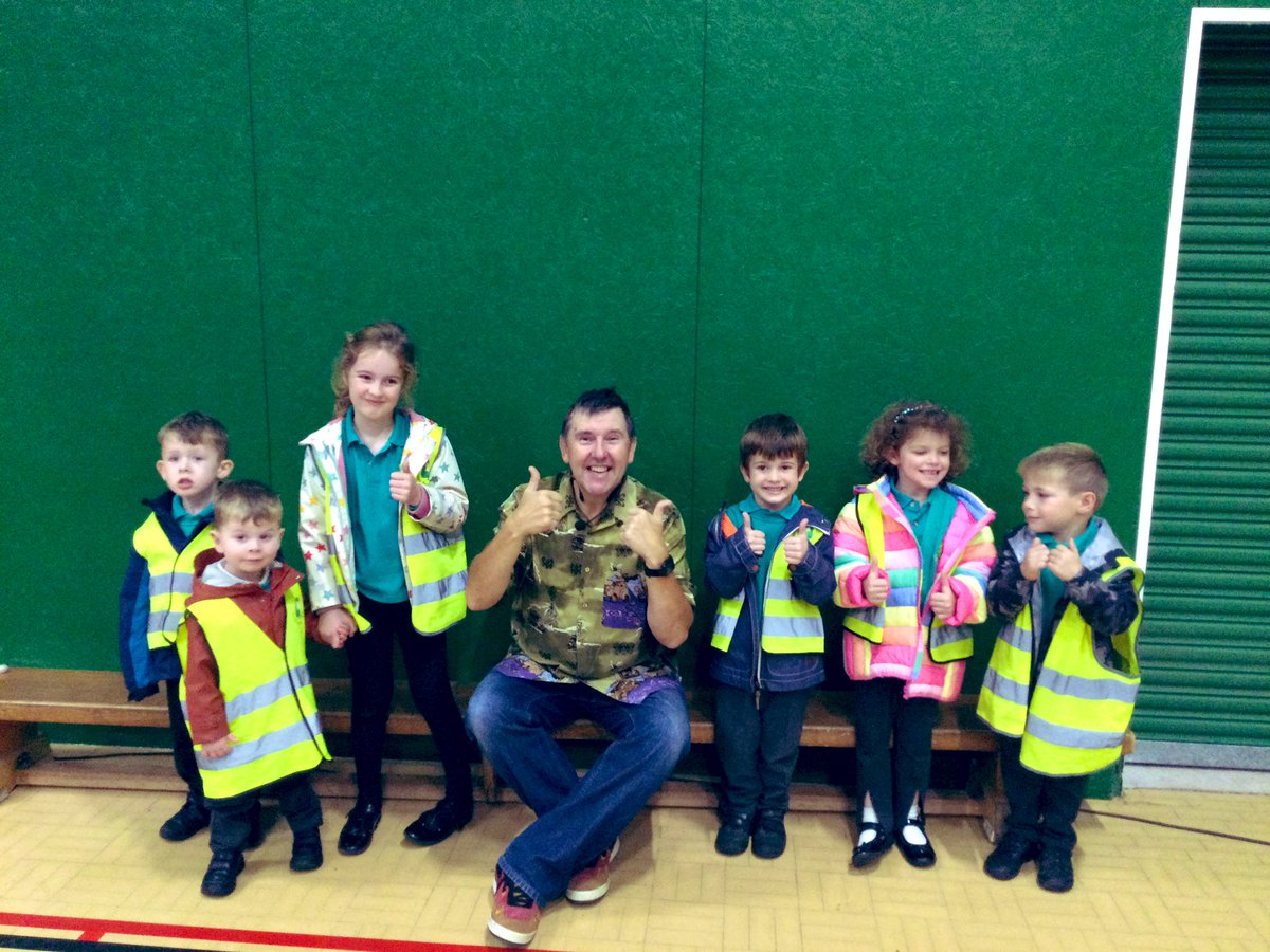 YsgPentrecelyn's tweet photo. Dosbarth Llywelyn wedi mwynhau eu hunain yn y Jambori ddoe yn ysgol Brynhyfryd, diolch Martin Geraint a Mr Urdd! 🎶🕺🏻 https://t.co/wRHcJEQbcg