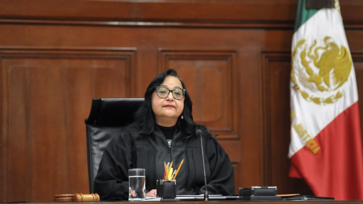 galvanochoa's tweet photo. La malhumorada presidenta de la Suprema Corte, Norma Piña, había anunciado que concurriría al Senado a defender su posición. Una pregunta ineludible: ¿por qué menos de 2 mil de los 50 mil trabajadores tienen acceso a las delicias de los fideicomisos? 

👉🏽https://t.co/JMDEUlfHVY