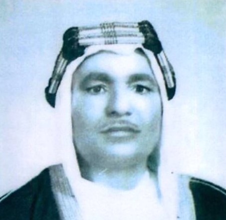 #تاريخ_السعودية #حائل 1-سأتناول تحت هذا الوسم #تاريخ_التعليم_بحائل تغريدات عن بدايات التعليم في مدينة حائل شامل أوائل المدارس وتاريخها وأسماء أوائل مدرائها،ثم أوائل المدارس في قرى مدينة حائل مع ذكر مدرائها وبعض المعلومات البسيطة عن تلك المدارس.مع عرض الصور المتاحة في هذا البيان.