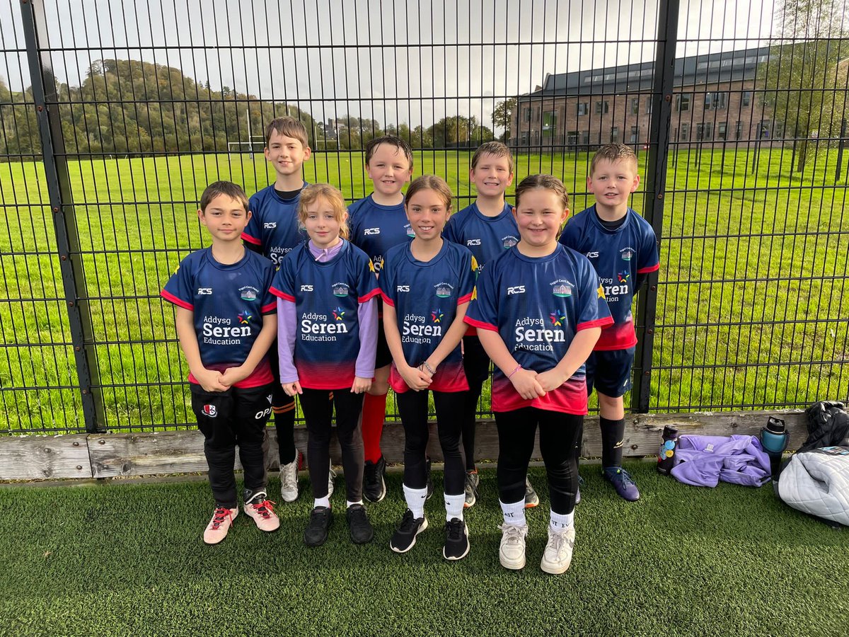 CwrtHenri's tweet photo. Ysgol Cwrt Henri: Tim pêl droed yr ysgol ddoe  yn cystadlu'n frwd yn nhwrnamaint pêl droed Ysgol Bro Dinefwr.  
School football team competing in the football tournament yesterday at Ysgol Bro Dinefwr. ⚽️ @sportcarms @BroDinefwr https://t.co/aVQEycyYqo