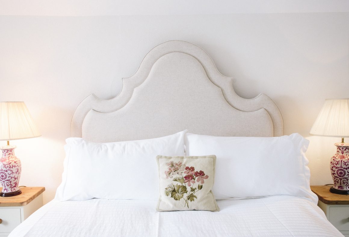 Tucked away on a private estate just minutes from Rock and Polzeath, The Coach House is packed with character and charm. Sleeping seven guests, this dog-friendly property makes the perfect autumn getaway with availability throughout November. Book here: latitude50.co.uk/explore-our-pr…