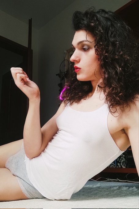 Hi there 😘 https://t.co/l8KNrYtEBT https://t.co/SbyGle7TkH