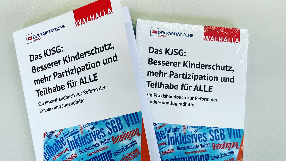 paritaet_bayern's tweet photo. 1/ Wir gratulieren unserem paritätischen Autorinnenteam herzlich zur Veröffentlichung des neuen Praxishandbuchs "Das #KJSG: Besserer #Kinderschutz, mehr #Partizipation und #Teilhabe für ALLE" und sagen ein großes "Dankeschön" an alle, die an dem Buch mitgeschrieben haben! https://t.co/lD8o3uw0Iw