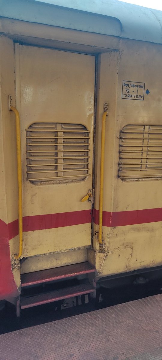 Train No. 07309 leaves at 17:00. There is no display, not any proper announcement of platform at UBL station. No board either. Doors are not open either. How are UBL Railway Authorities expecting passengers to onboard? @RailMinIndia @IRCTCofficial @Central_Railway @RailwaySeva