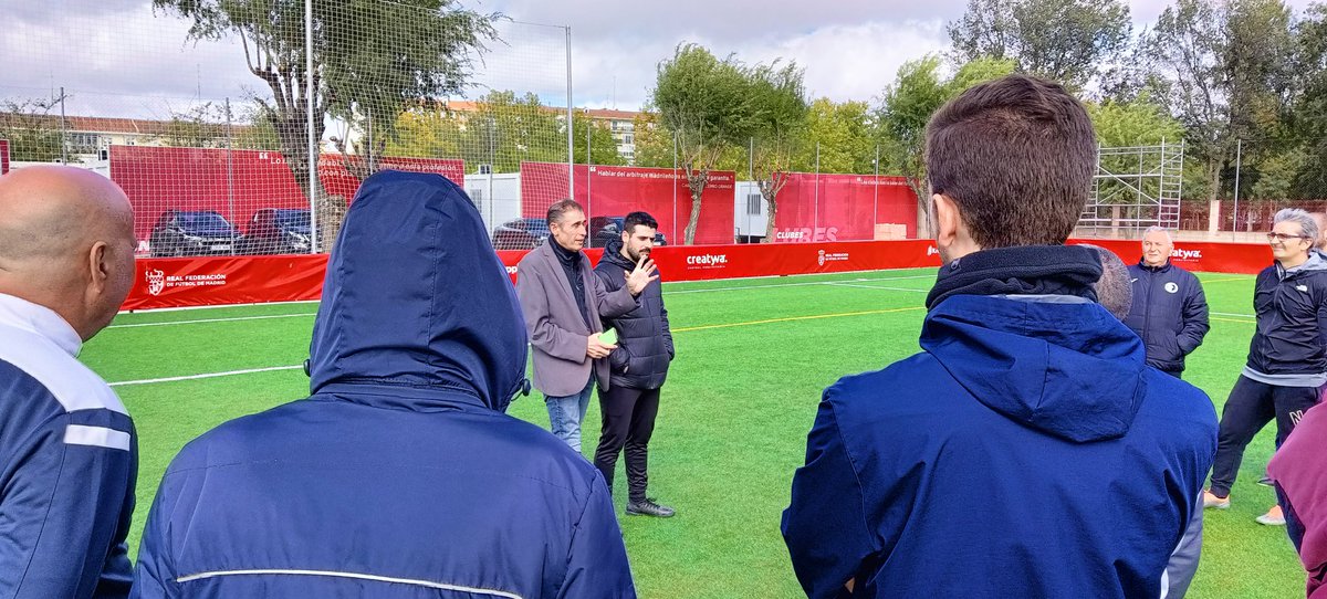 EntrenadoRffm's tweet photo. ⚽ 𝙀𝙡𝙞𝙩𝙚 𝙎𝙠𝙞𝙡𝙡𝙨 𝙈𝙚𝙩𝙝𝙤𝙙 ⚽

📚 Curso cognitivo: Entrenamiento especificidad de puesto Laterales y Extremos

👨🏻‍🏫 El profesor es Iñigo Santos, director-entrenador de la Academia ESM @navarraindoor 

👋🏻 Con la visita de @serranonino, director de @EntrenadoRffm https://t.co/gYTUWg5jzo
