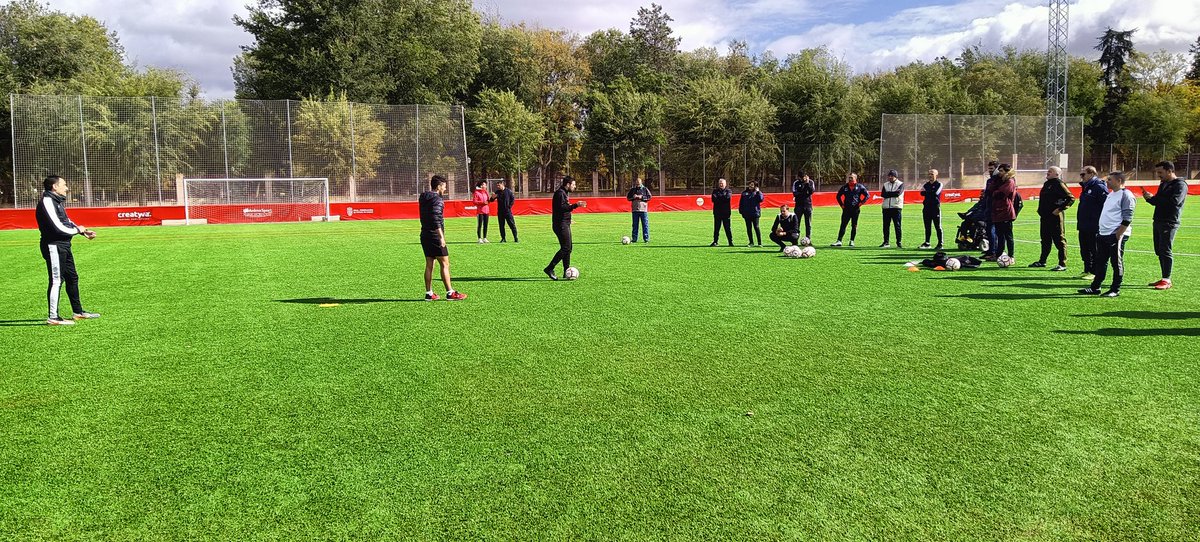 ⚽ 𝙀𝙡𝙞𝙩𝙚 𝙎𝙠𝙞𝙡𝙡𝙨 𝙈𝙚𝙩𝙝𝙤𝙙 ⚽

📚 Curso cognitivo: Entrenamiento especificidad de puesto Laterales y Extremos

👨🏻‍🏫 El profesor es Iñigo Santos, director-entrenador de la Academia ESM <a href="/navarraindoor/">Navarra Fútbol Indoor</a> 

👋🏻 Con la visita de <a href="/serranonino/">miguel angel serrano</a>, director de <a href="/EntrenadoRffm/">Comité y Escuela de Entrenadores de la RFFM</a>