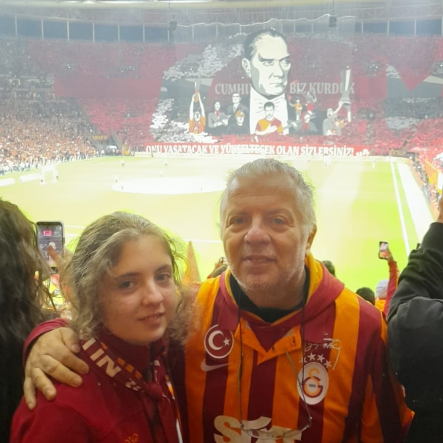 Muhteşem Cumhuriyet Kareografisi'ne emek veren uA Üni'den tüm arkadaşları tebrik ederim, paylaşılan kareografi hikayesini de gözlerim yaşararak gururla izledim, Ne Mutlu Türküm Diyene Ne Mutlu Galatasaraylıyım Diyene ❤️💛