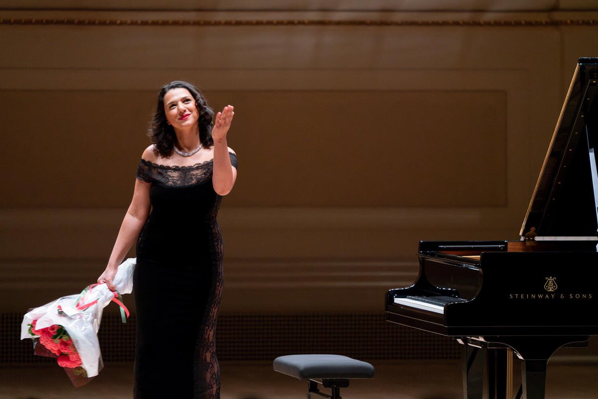 BuniatishviliKh's tweet photo. Carnegie Hall - October 19

New York - city of « dreams come true », or simply city of dreams..
I deeply, truly, outstandingly love you, New York♥️ Thank you for letting me in your heart.

Photos n.1 #jennifertaylor

#carnegiehall #newyork #soldout #concert #khatiabuniatishvili https://t.co/R6ba4dXMWW