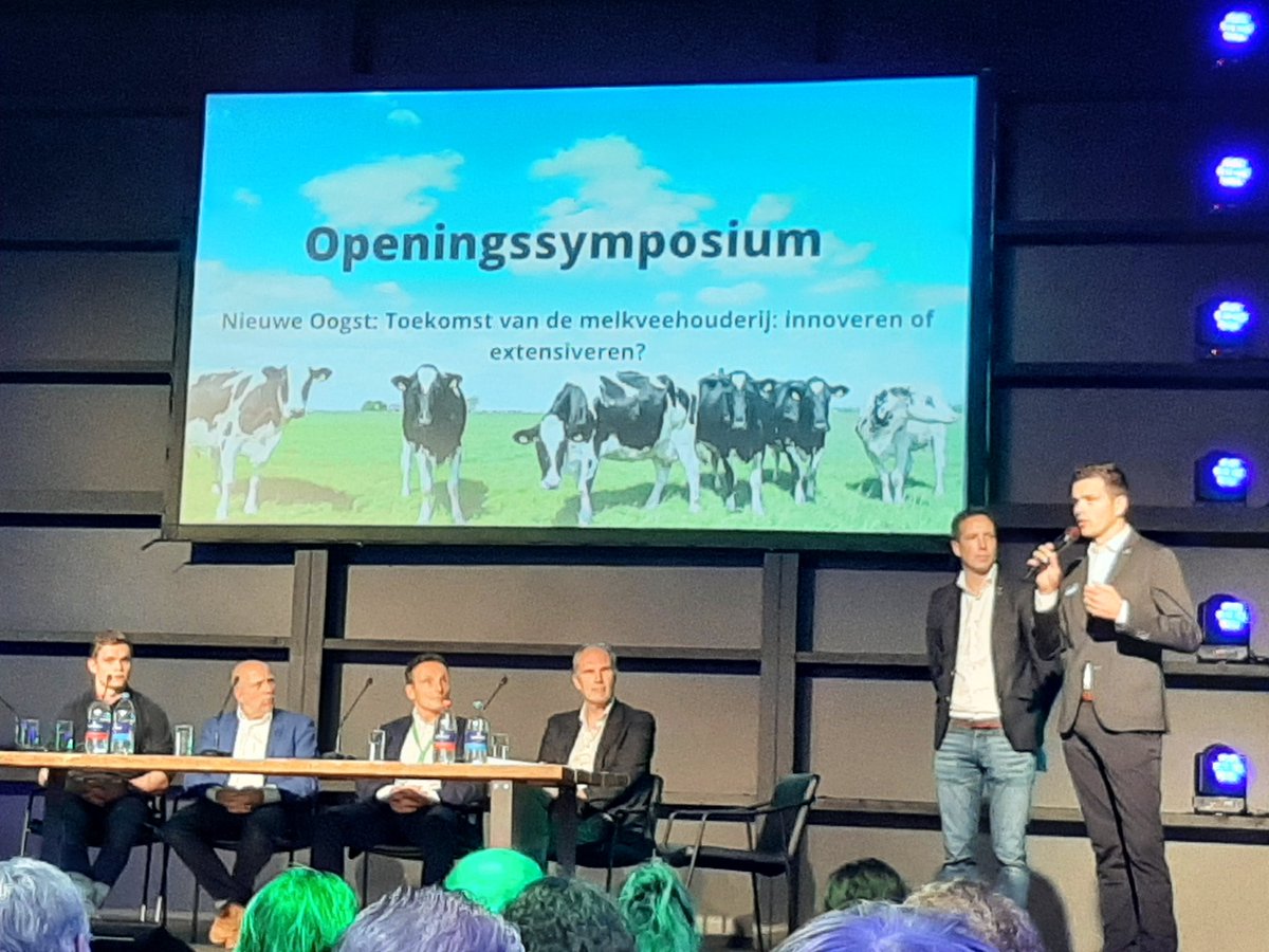 veen_wiebe's tweet photo. Openingssymposium #Rundvee #Mechanisatie #Vakdagen #Hardenberg. Ligt de toekomst van de melkveehouderij in #extensiveren of #innoveren? Niet verrassend: de sprekers zijn het erover eens dat voor beide ruimte moet zijn. Keuze moet er zijn, moet wel passen bij ondernemer. https://t.co/FG4vNGH4oR