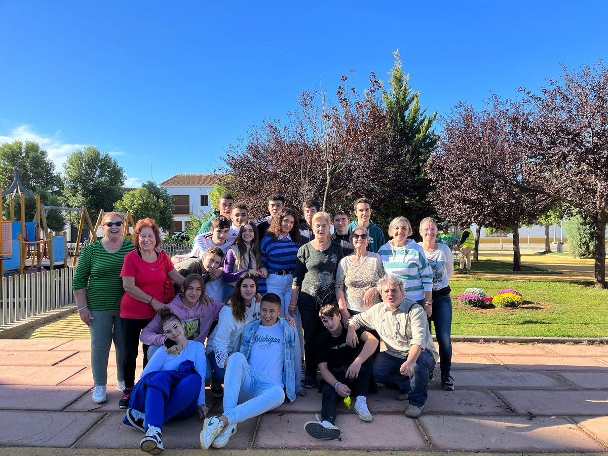 SolidaridadIn's tweet photo. 😊En #RocianadelCondado, el #envejecimientoactivo es un hermoso #viajeintergeneracional. #ProgramaCuentaConmigo
👥 Las participantes en el taller han sembrado la semilla de la amistad con voluntarios y estudiantes del instituto , entre risas y flores.😄🌹🌷🌿 https://t.co/Xz8VgfBrJX