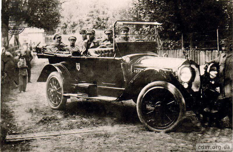 Євген #Коновалець з Січовими #Стрільцями в Шепетівці,(#Хмельницька обл.), жовтень 1919 р.

Зліва праворуч: Євген Коновалець, Таісія Юрієва ( дружина Івана), Іван Юріїв,Петро Пасіка, Михайло Матчак та невідомий.

#UMH_УНР #UMH_ОУН #Нація_воїнів #УСС