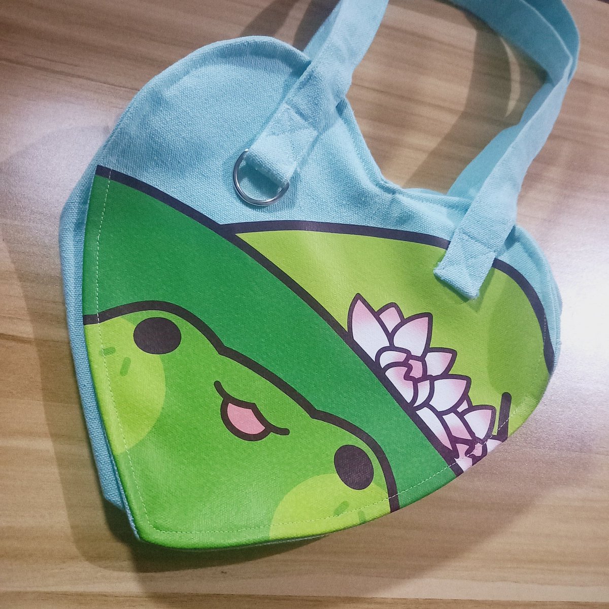 moochiari's tweet photo. I found it really hard to take pics of these but lookie at these heart bags asdfgh

Adding the millie one to the online form (which will be up tomorrow!) https://t.co/iYgMSWqDbl