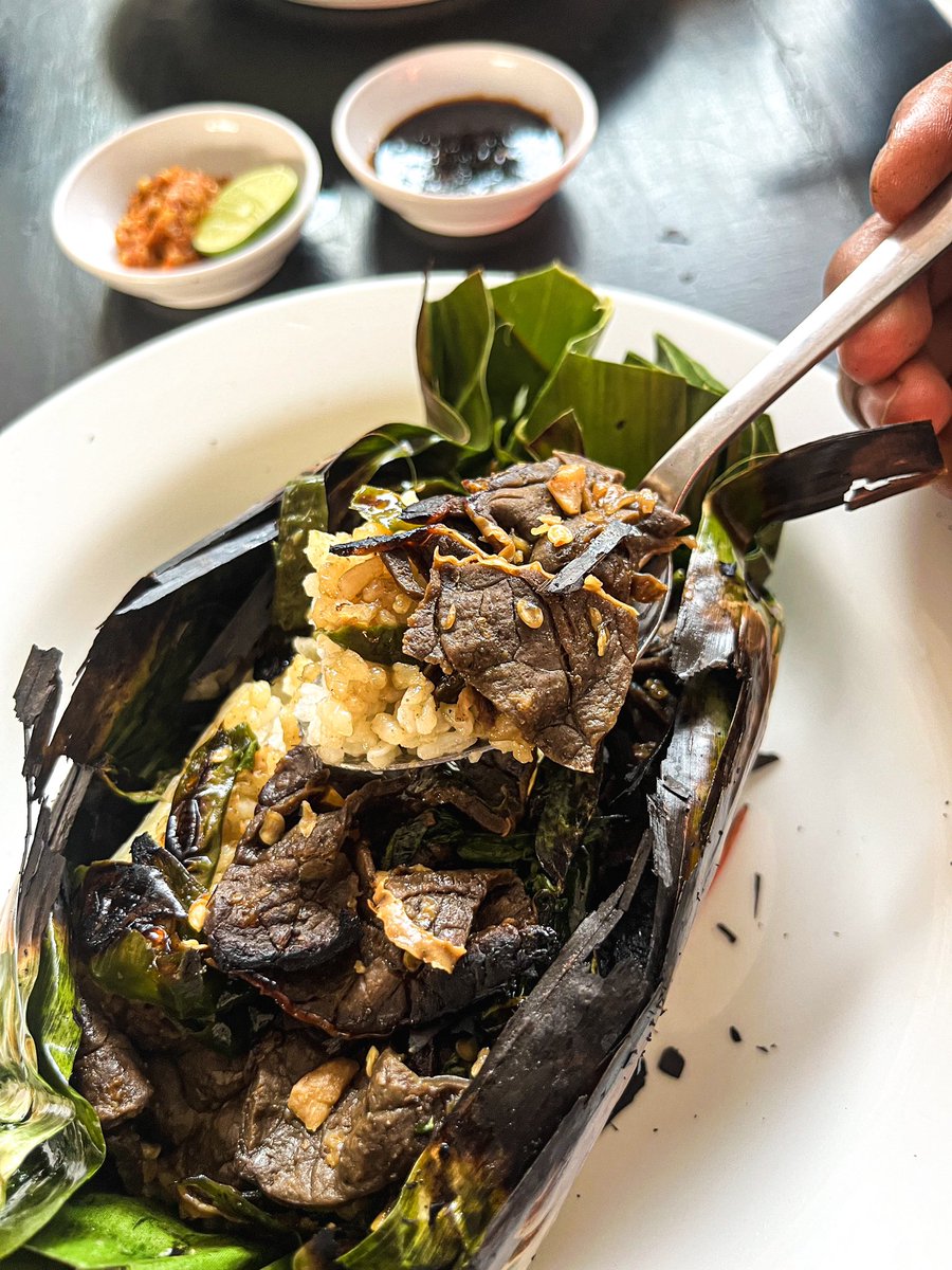 javafoodie_'s tweet photo. Setelah cuma nyobain di Wiguna aja, sekarang mampir ke warungnya di daerah Tukangan. Mentik Wangi ini masuk salah satu nasi bakar terenak versiku sihh 👍🏻😭!

Nasi Bakarnya ada cumi, paru, tongkol, sm ayam. Kalau menu lainnya ada nasi campur, sm rawon.

Wajib buat maksi besok !! https://t.co/uKkmQdSJwf