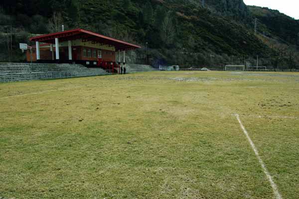 daniglezlopez's tweet image. Os mola mucho el estadio del Braga, donde hoy juega el Real Madrid, y es lógico.

Pero me quedo con mi Santa Bárbara de Ciñera, con la montaña también haciendo de tribuna, en este caso